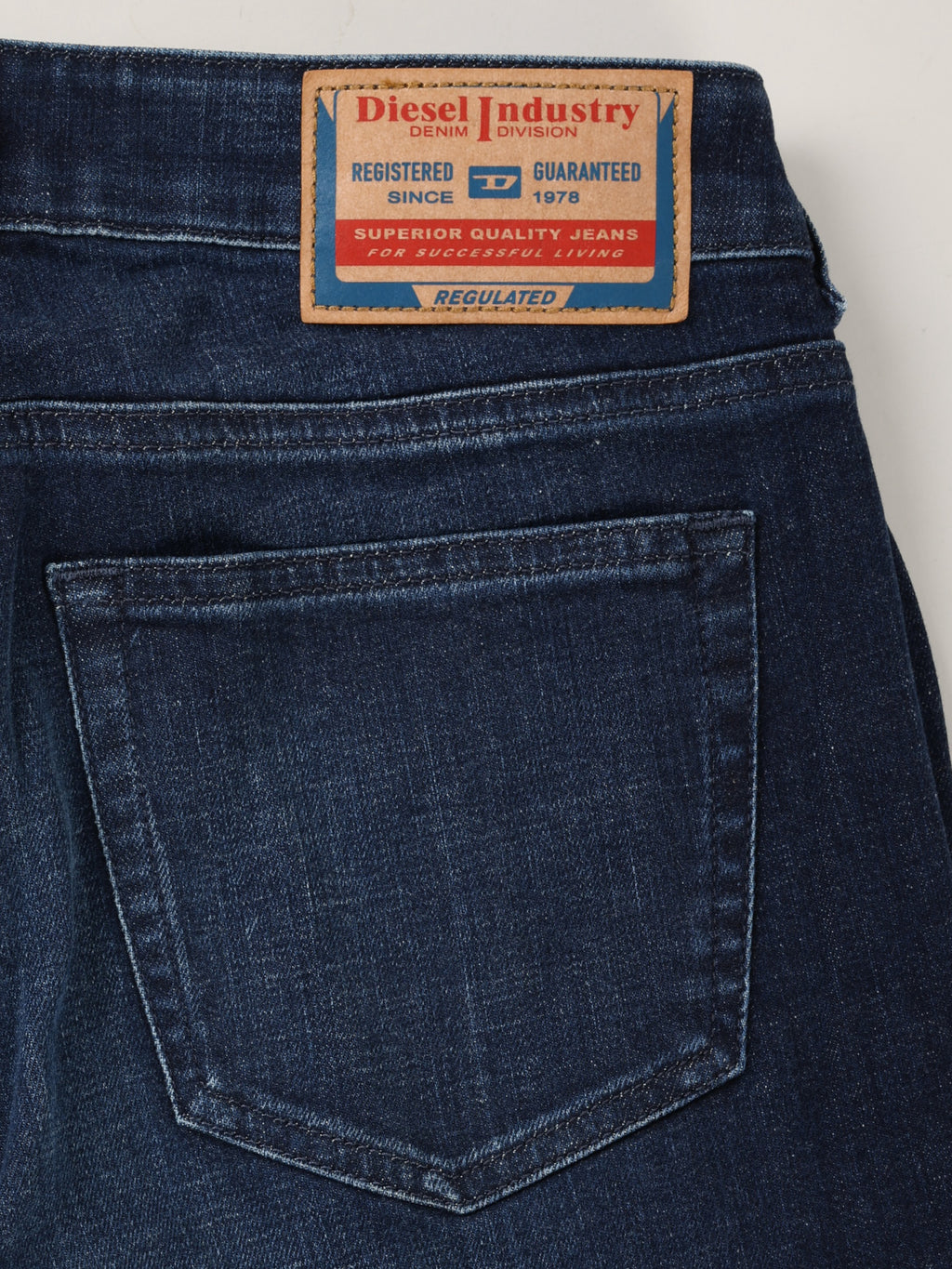 Diesel - Bootcut Fit Jeans - 1969 D-EBBEY
